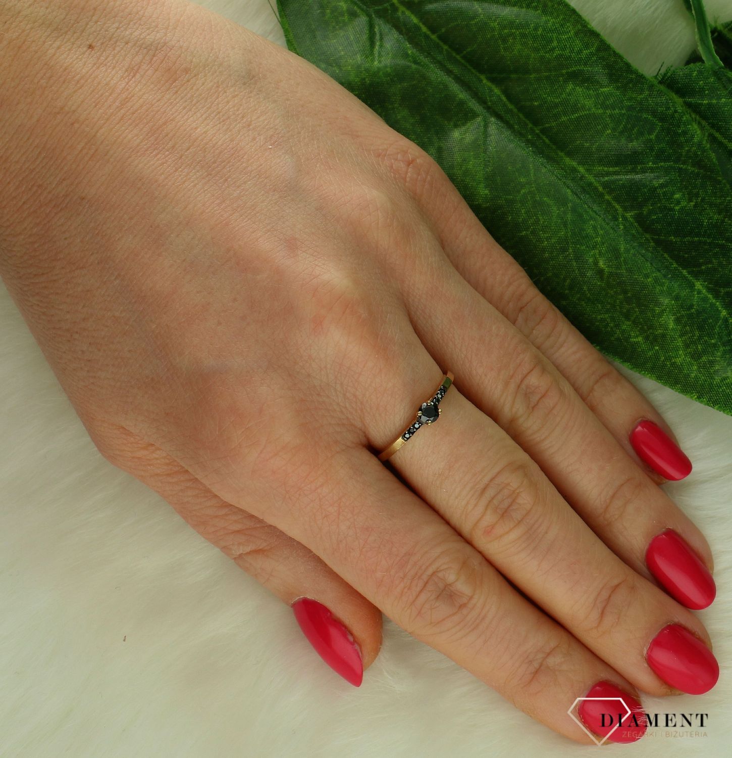 Złoty pierścionek damski 375 czarne cyrkonie PI 2616A 375.jpg